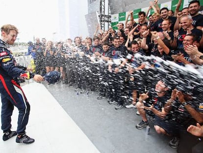 Vettel celebra junto a su equipo el triunfo.