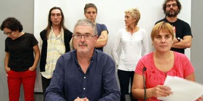 En primer plano, Adolfo Muñoz y Ainhoa Etxaide en la presentación este miércoles de las movilizaciones contra la pobreza.