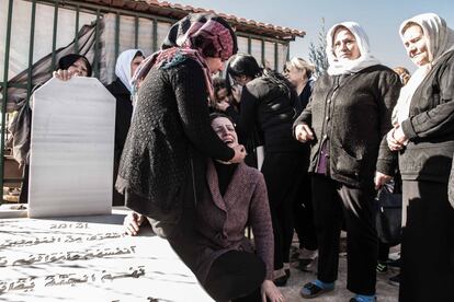 A medio día comienza el tronar de ráfagas de kalashnikov en el cementerio de Ferdus, en el centro de Homs. Con la habitual lluvia de ardientes casquetes de bala sobre los allí congregados. En realidad, este terreno fue proyectado como parque, pero la guerra lo ha condenado a convertirse en el camposanto de los mártires. Centenares de tumbas siembran la tierra. La mayoría de soldados, como Shadi, en la veintena, que enterró el pasado jueves su familia entre el gimoteo desconsolado de su mujer y el murmuro de los rezos. Murió en el frente de Hama, recordando que mientras tres cuartos del país intentan reconstruir su vida, otro cuarto sigue sumido en los frentes de batalla. Todas las tumbas están fechadas desde el 2012 en adelante. Los más pequeños han caído en la miríada de atentados terroristas que han sacudido la ciudad. 