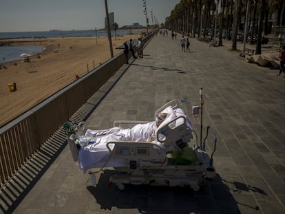 Un paciente de coronavirus mira el mar Mediterráneo desde el paseo frente al Hospital del Mar de Barcelona, el 4 de septiembre de 2020.