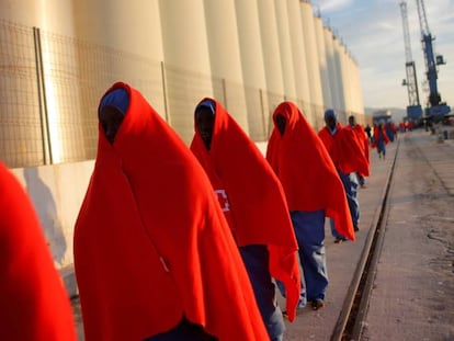 Inmigrantes en el puerto de Málaga