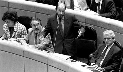 26 de septiembre de 1995. Alfredo Pérez Rubalcaba explica desde su escaño en el Senado, las conversaciones que el abogado de Mario Conde y Juan Alberto Perote, Jesús Santaella, mantuvo con Felipe González, sobre el chantaje con el material sustraído al CESID.