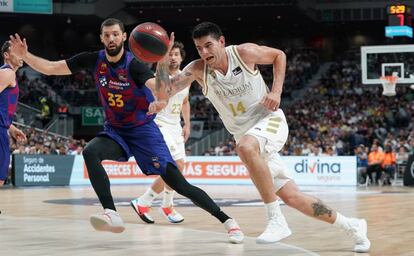 Mirotic (izquierda) y Deck pugnan por el balón.