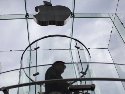 Consumidores entrando en el establecimiento que tiene Apple en Nueva York.