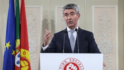El nuevo secretario general del PS, José Luís Carneiro, este sábado en Lisboa.