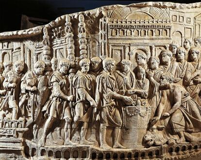 Fragmento del bajorrelieve que recorre la columna de Trajano en Roma. En la escena puede verse un sacrificio realizado antes de partir a Dacia.