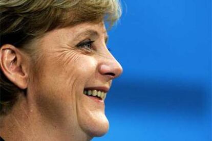 Angela Merkel sonríe durante una conferencia de prensa celebrada ayer en Berlín.