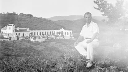 El principal colaboracionista belga con el Tercer Reich, Léon Degrelle, retratado junto a su mansión construida en el pueblo andaluz de Constantina.