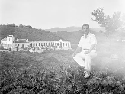 El principal colaboracionista belga con el Tercer Reich, Léon Degrelle, retratado junto a su mansión construida en el pueblo andaluz de Constantina.