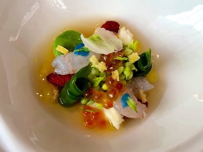 ENSALADA DE GUISANTES, QUISQUILLAS Y FRESAS SILVESTRES / CAPEL