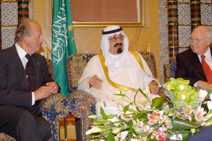 El nuevo monarca saudí, flanqueado por el rey Juan Carlos (izquierda) y el vicepresidente de EE UU, Dick Cheney.