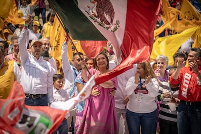 Acompañada de los lideres de los tres partidos que integran la coalición, aseguró que buscará estar cerca de la gente y lejos de los políticos. 