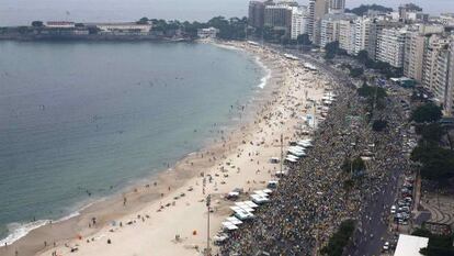 Milhares na orla de Copacabana, neste domingo.