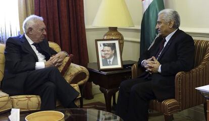 García-Margallo conversa con el primer ministro y titular de Defensa jordano, Abdullah Ensour.