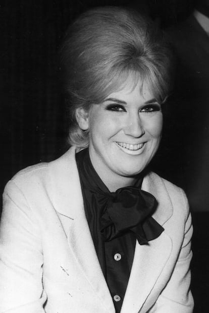 La cantante inglesa Dusty Springfield y su rubio y abultado moño.