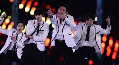 La banda surcoreana EXO durante su actuación.