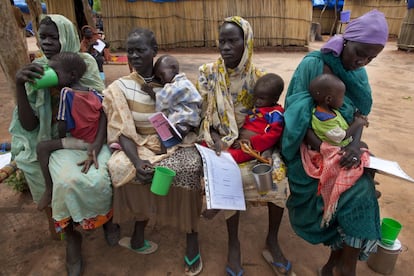 Mujeres con sus niños en el campo de refugiados de Yida en el sur de Sudán. Julio 2012.