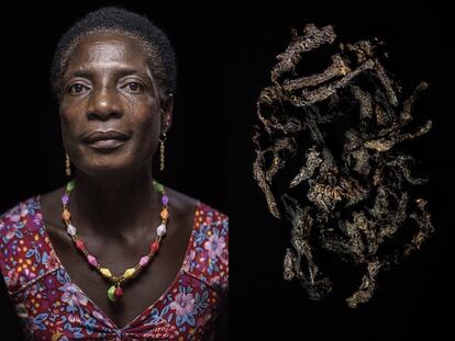 Goly N’Guessan, de 40 años. A su lado, el interior gelatinoso del fruto del cacao, que los agricultores llaman “placenta”, después del proceso de secado al sol.
