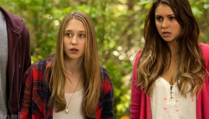 Taissa Farmiga y Nina Drovev en 'The Final Girls'.