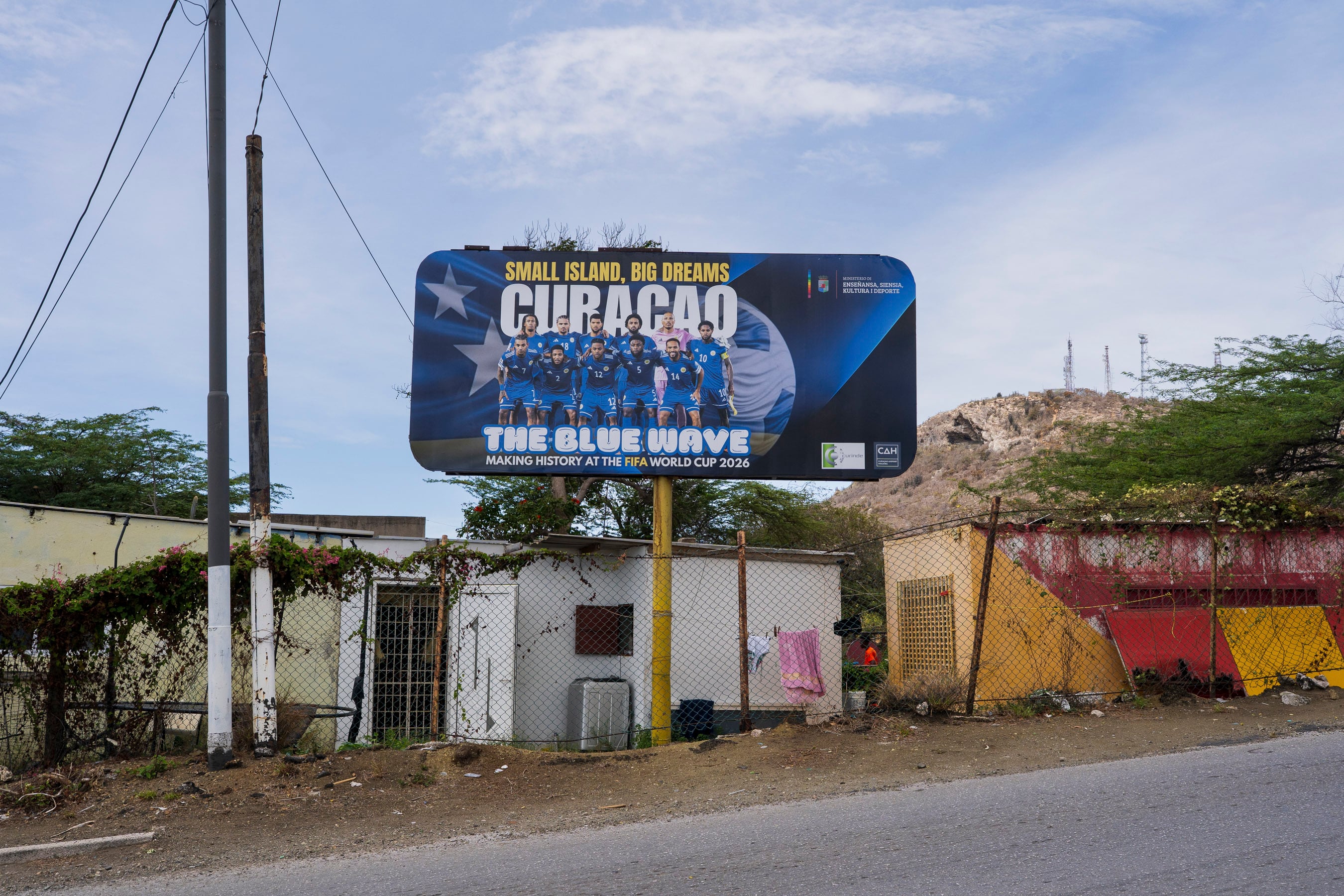 Publicidad a favor del equipo nacional, en una calle popular en Willemstad.