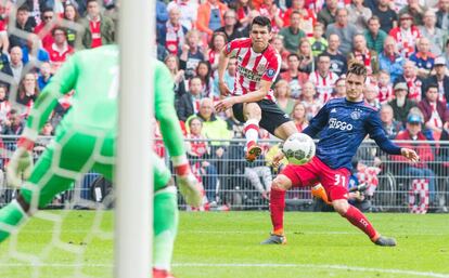 Lozano remata a puerta.