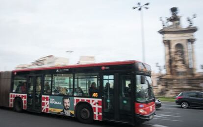 Un autobús amb publicitat d'ERC, per la plaça d'Espanya de Barcelona.