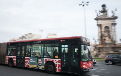 Un autobús con publicidad de ERC, por la plaza España de Barcelona
