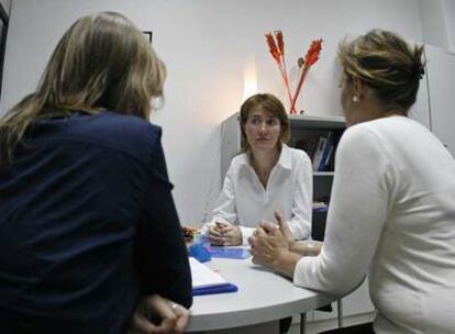 Madre e hija, en una terapia de mediación del Ayuntamiento de Madrid.