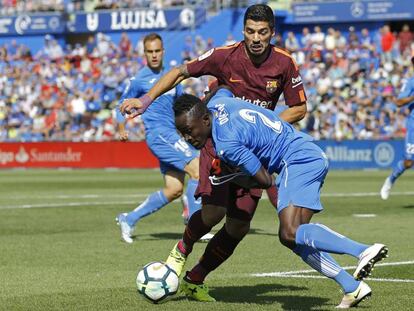 Luis Su&aacute;rez disputa el bal&oacute;n con Djen&eacute; en el Getafe-Bar&ccedil;a. 