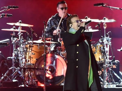 La banda de rock irlandesa, U2, en concierto.