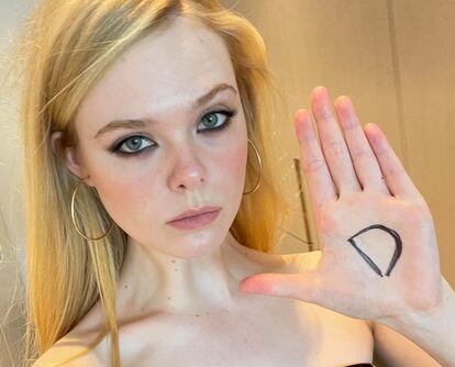 La actriz Elle Fanning muestra su apoyo a la iniciativa 'Stand Up'.