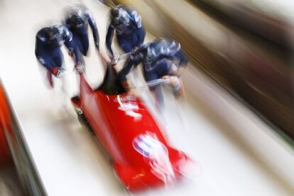 Los austriacos Benjamin Maier, Danut Ion Moldovan, Markus Sammer y Sascha Stepan, durante la Copa del Mundo de bobsleigh en Koenigssee, Alemania.