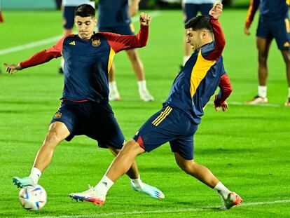 Spain's forward Alvaro Morata (L) and Spain's forward Marco Asensio (R) take part in a training session at the Qatar University Training ground in Doha on November 22, 2022, on the eve of their Qatar 2022 World Cup football match between Spain and Costa Rica. (Photo by JAVIER SORIANO / AFP)