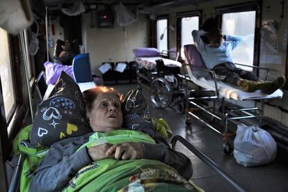 Valentina Berezhnaya, de 75 años, en el tren hospital de la ONG Médicos Sin Fronteras tras resultar herida el pasado 24 de febrero en la misma casa de Bajmut en la que el pasado septiembre murió su marido.