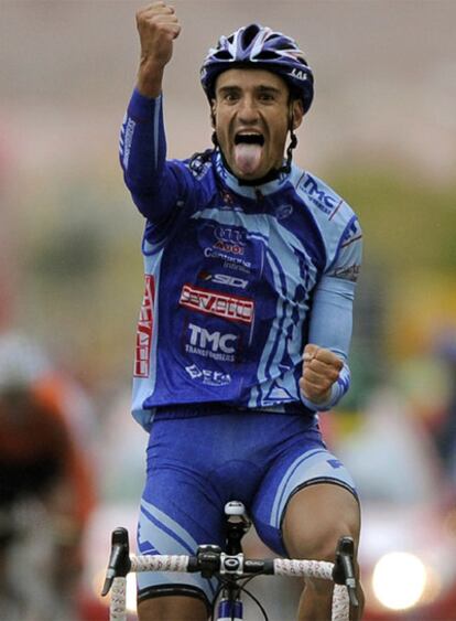 El ciclista Juanjo Cobo celebra el triunfo de etapa