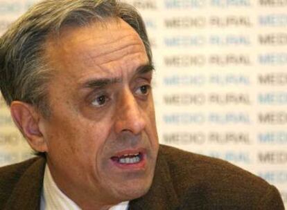El conselleiro de Medio Rural, Alfredo Suárez Canal, durante una conferencia de prensa en Santiago.