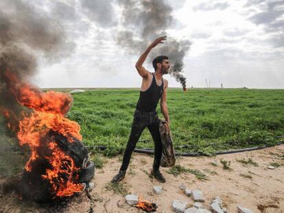 Un manifestante palestino, el domingo en la frontera de Gaza con Israel.