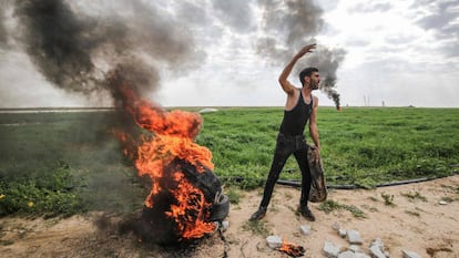 Manifestante palestino na fronteira de Gaza com Israel, no último domingo.