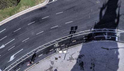 El carril rodea la mitad del monumento