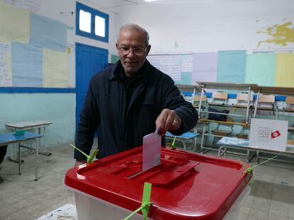 Un hombre votaba este domingo en un colegio electoral de la capital tunecina.