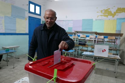 Un hombre votaba este domingo en un colegio electoral de la capital tunecina.