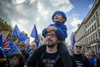 Exigiendo tener "la última palabra" sobre el Brexit, decenas de miles de manifestantes procedentes de los cuatro rincones del Reino Unido reclamaron el sábado, en el centro de Londres, un segundo referéndum como único modo de resolver la crisis.