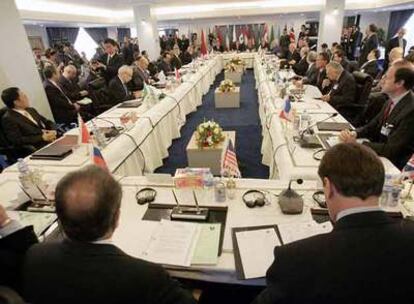 Los delegados de los países participantes en la cumbre sobre el futuro de Irak, al inicio de la reunión celebrada en Bagdad.