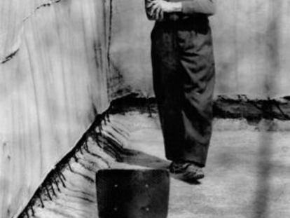 El nazi Adolf Eichmann, en la prisión de Teggart (Israel), en un descanso de su proceso. 1961.