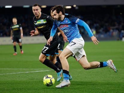 Kvaratskhelia conduce el balón ante Marusic, de la Lazio.