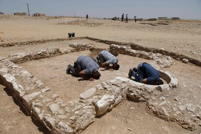 Trabajadores musulmanes rezan en los restos recién descubiertos de una antigua mezquita rural, que se remonta a la época entre los siglos VII y VIII, en la ciudad beduina israelí de Rahat, en el desierto de Negev. Los restos de este edificio histórico poco común, que parece haber servido a los agricultores que vivían en el área, fueron descubiertos por la Autoridad de Antigüedades de Israel durante los preparativos para construir un nuevo vecindario en la ciudad de Rahat.