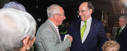 Ignacio Sánchez Galán, presidente de Iberdrola, conversa con un grupo de asistentes a la junta general de accionistas celebrada en 2017.