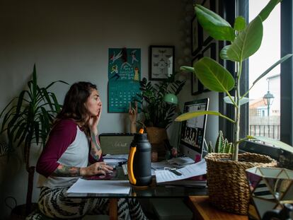 Una mujer teletrabaja en España