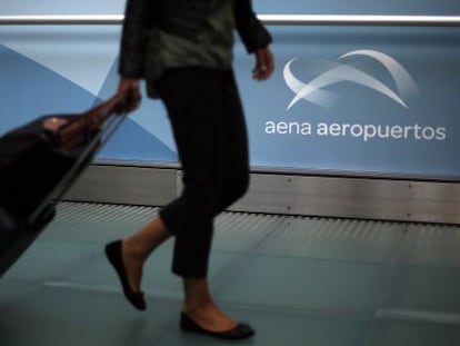 Una pasajera camina en el aeropuerto de Barajas. 