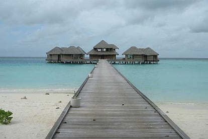 Algunos de los 43 bungalós del <i>resort</i> Huvafen Fushi, en Maldivas.